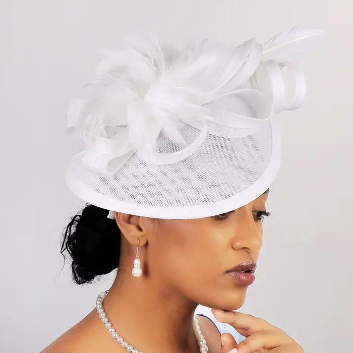 Chapeau élégant pour femme, idéal pour les fêtes du thé, le Derby, avec boîte cadeau, orné de plumes