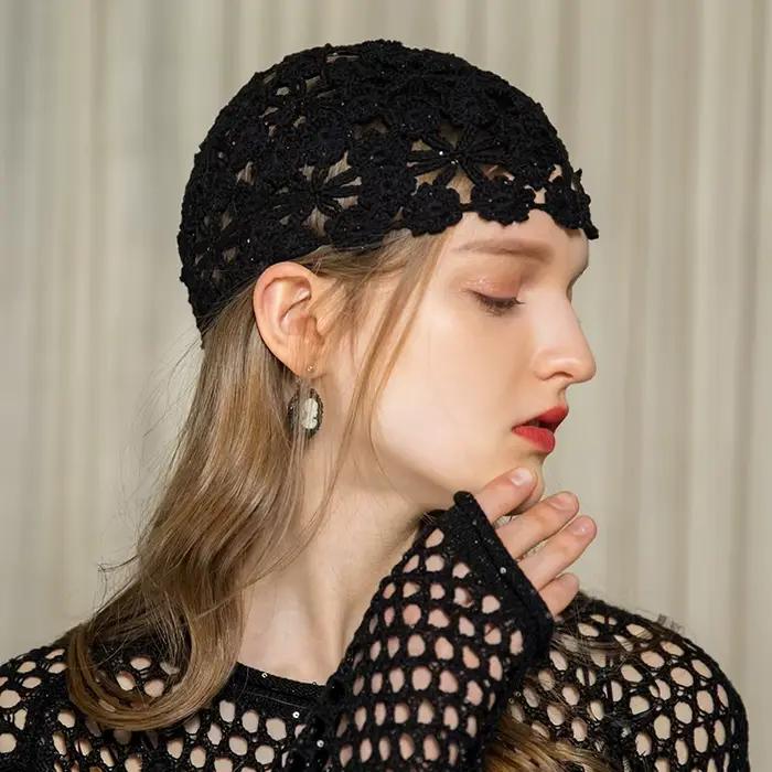 Bonnet tissé à la main pour femme, fleur évidée à la main, casquette Skullies fine, chapeaux en tric