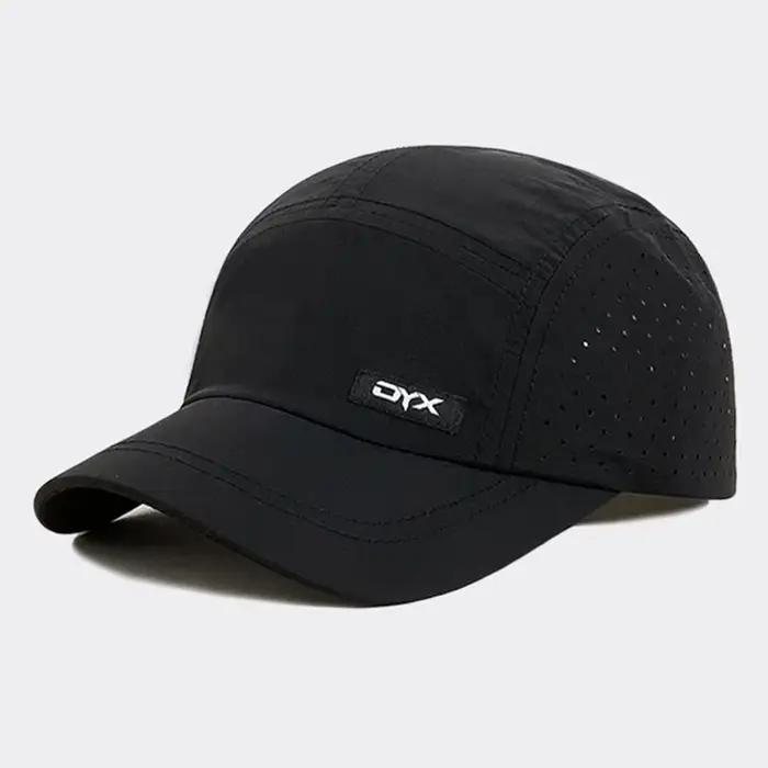 Une casquette à bord court pour hommes, nouveau style d'été, chapeau de baseball respirant et à séch