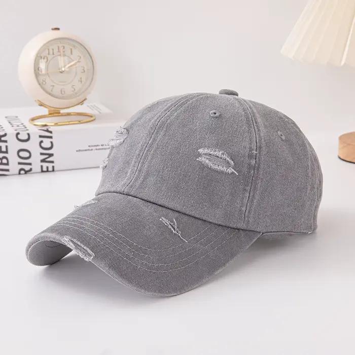 Casquette de baseball style troué : Casquette tendance, style rétro avec détails déchirés originaux.