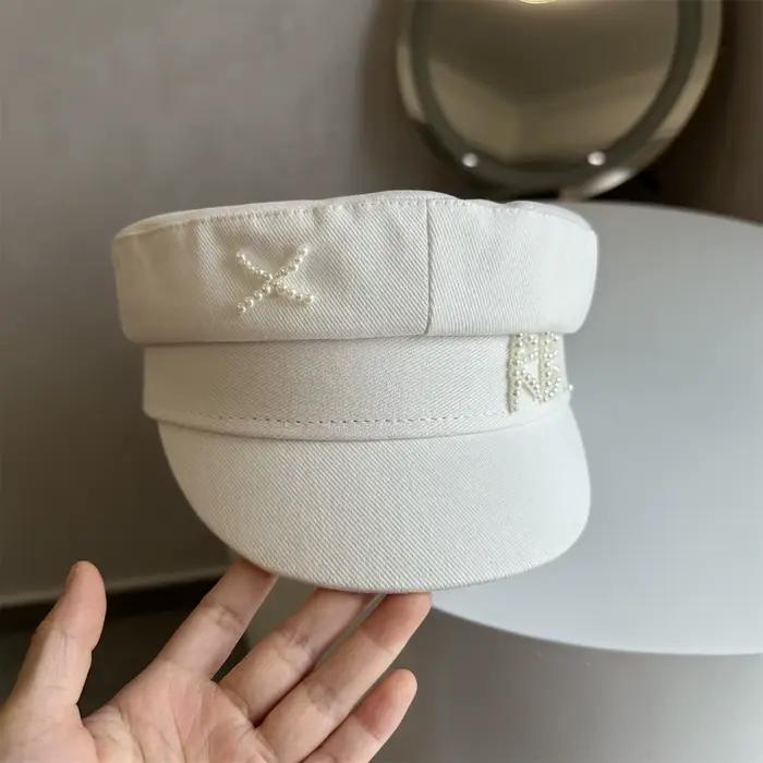 Casquette Baker Boy Monogrammée avec Perles, Broderies et Métal – Collection Printemps-Été – Chapeau