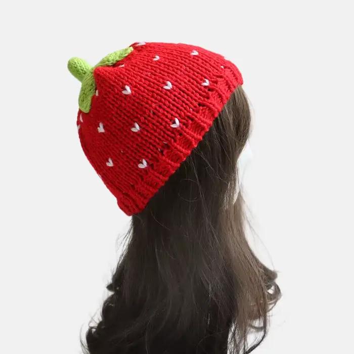 Un joli chapeau tricoté à la main aux fraises de dessin animé pour dames, un chapeau en laine de fru