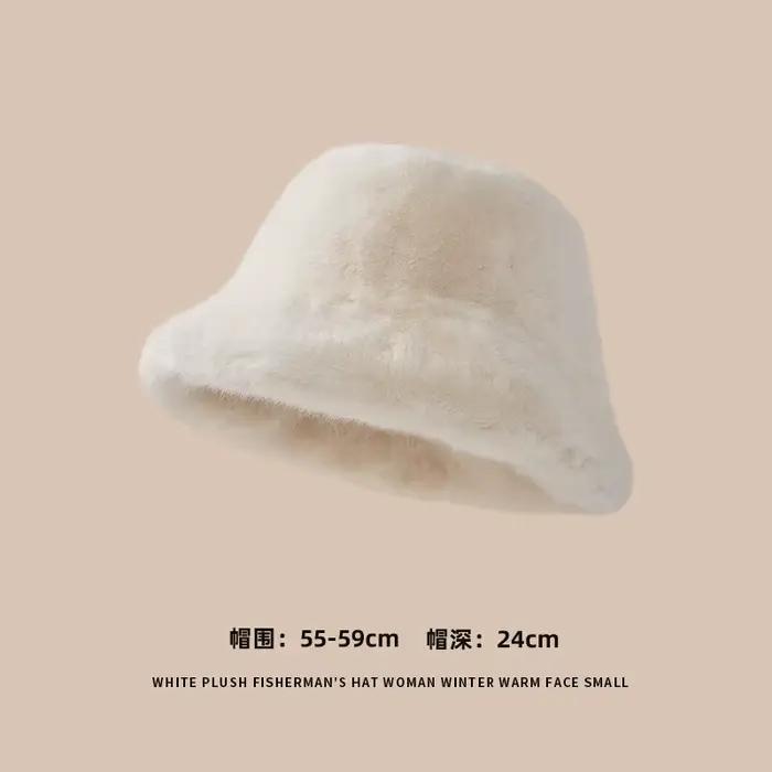 Un chapeau en laine blanche pour une jolie fille en hiver, épaississant le visage et un chapeau de p