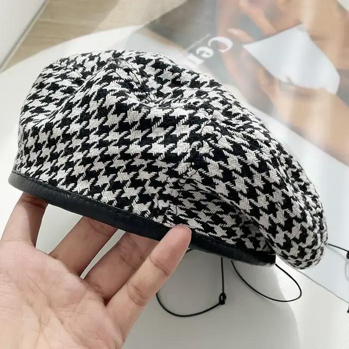 Béret à carreaux noir et blanc pour femmes