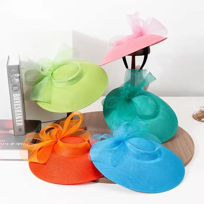 Chapeau fascinateur de luxe vert violet bleu