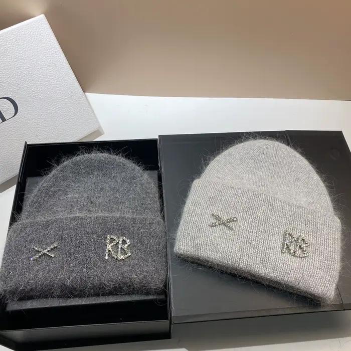 Chapeau tricoté en poils de lapin avec lettres RB