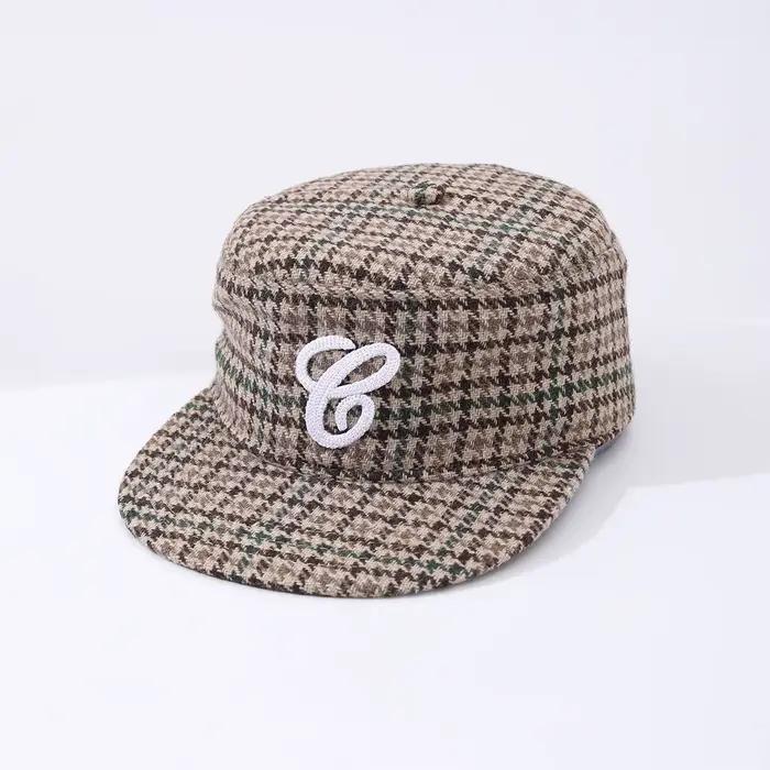 Chapeau de sommet à grandes lettres brodées