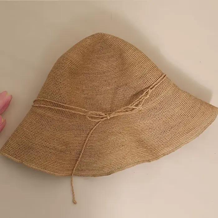 Chapeau de soleil en raphia fait à la main pour femme