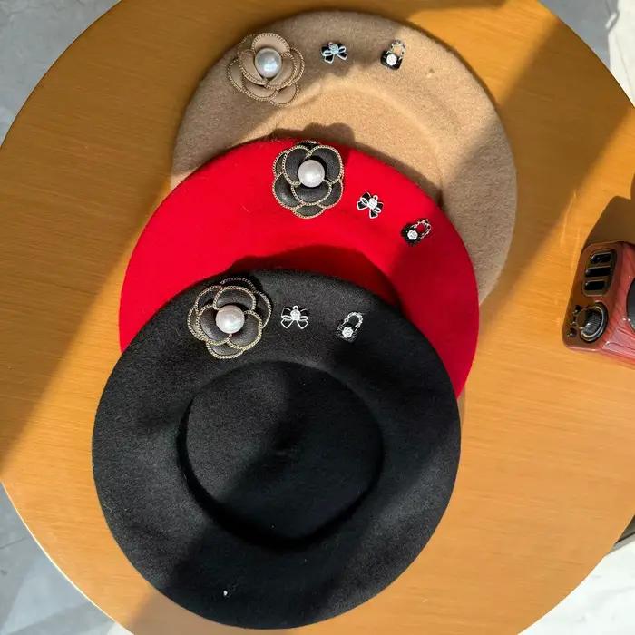 Béret en laine pour femme avec camélia et perle | Style élégant vintage français | Chapeau de peintre de fête