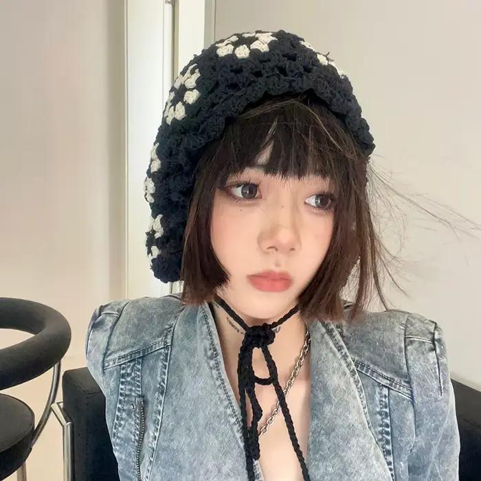 Bonnet Français Tissé à la Main Coréen Mignon Creux Doux Style Rétro Plaid Multifonction pour Femmes et Hommes Usage Extérieur Saison Toute L'Année