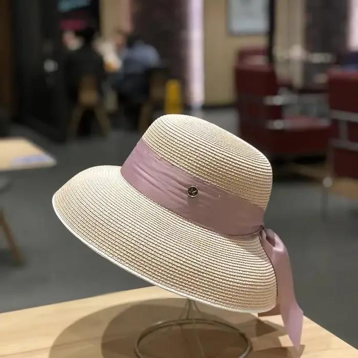 Chapeau de soleil en paille rétro français pour femmes avec détail d'arc - Style Hepburn élégant à large bord UPF 50+ Protection solaire pour les vacances à la plage