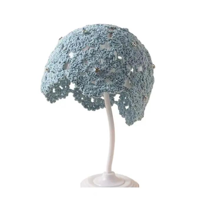 Chapeau en paille fin ajouré au crochet avec strass
