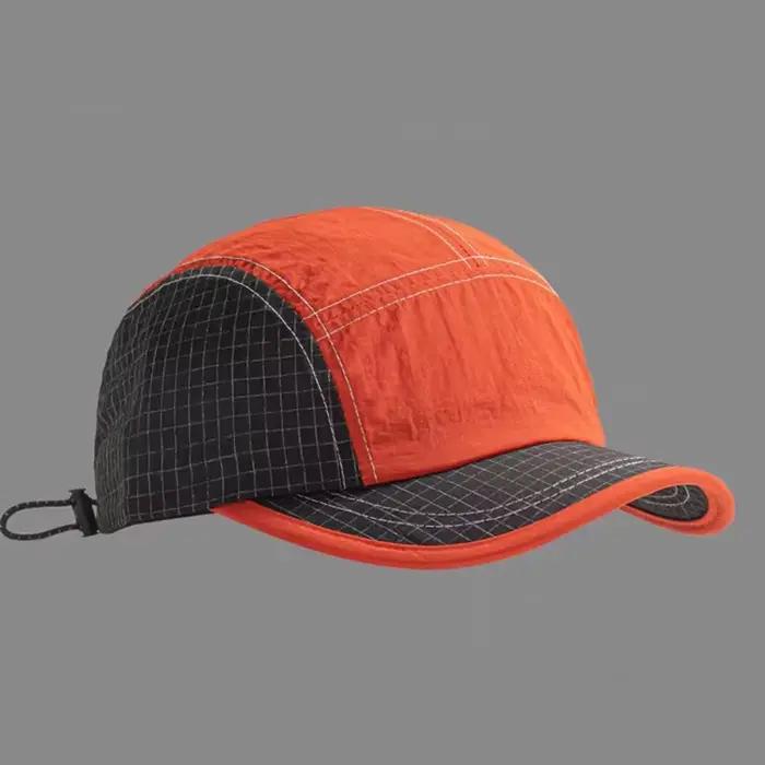 Une casquette à bord court pour hommes