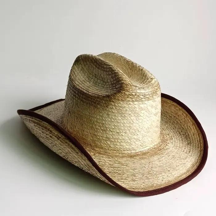 Chapeau de cowboy occidental vintage bordeaux à bordure en feuille de palmier naturelle