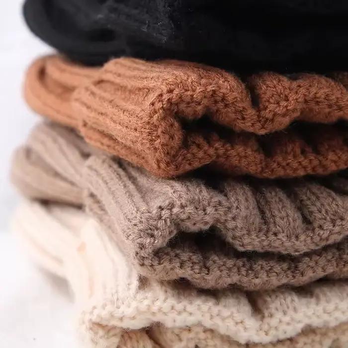 Bonnet de bébé avec lettres de couleur unie