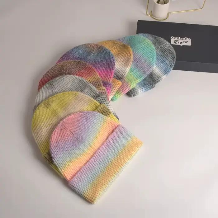 Chapeau tricoté à rayures romantiques pour femmes