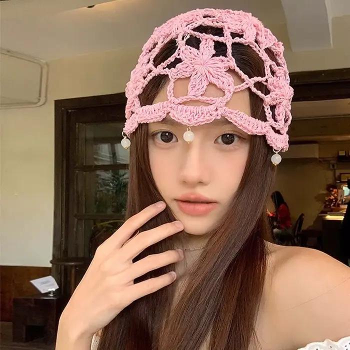 Bonnet tricoté à la main style bohème avec fleur au crochet pour femmes, accessoire vestimentaire ajouré, polyvalent toute l'année, pour sorties quotidiennes et événements spéciaux