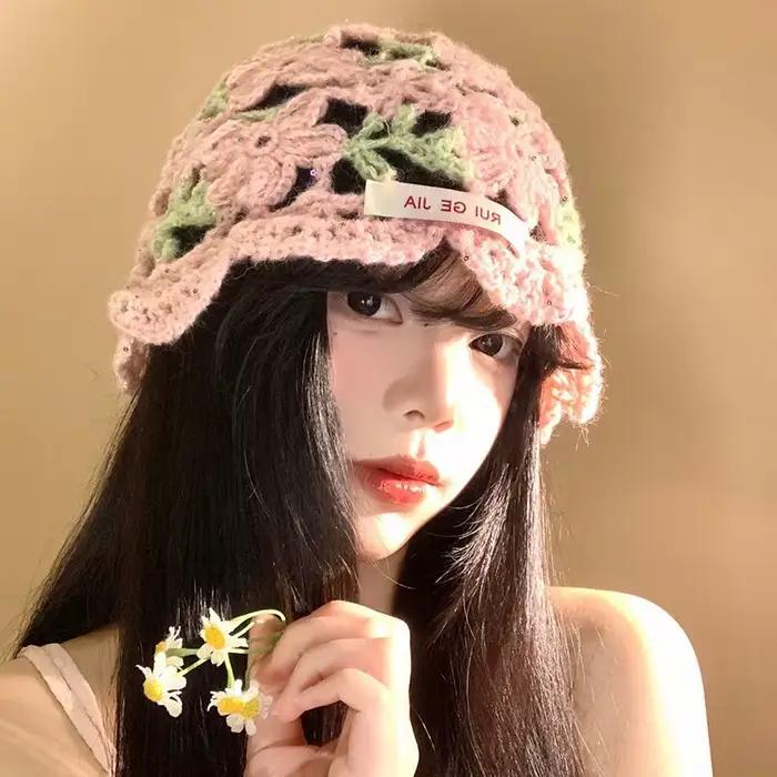 Bonnet en crochet ajouré à fleurs tendance