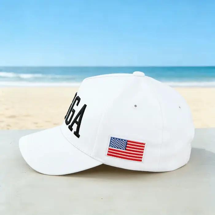 Un chapeau américain blanc à la mode avec des détails "45-47"
