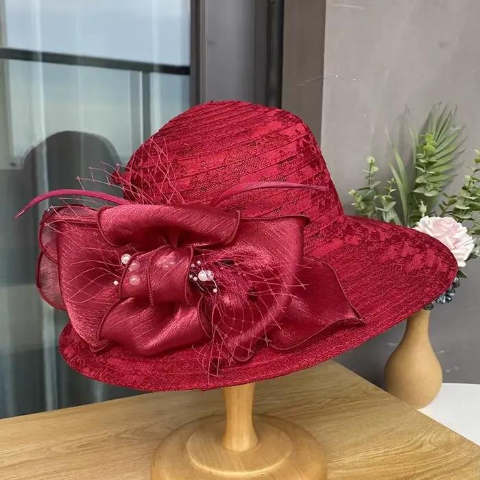 Chapeau élégant en maille avec détails floraux