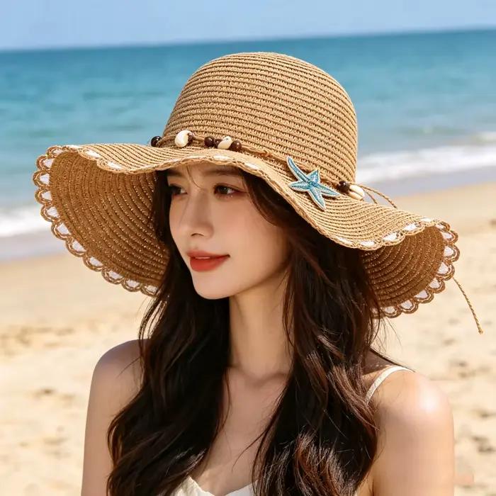 Chapeau de paille à large bord style bohème orné de coquillages