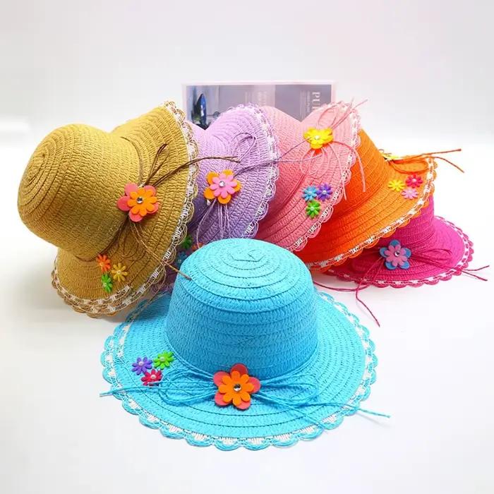 Chapeau de paille artisanal avec décoration florale