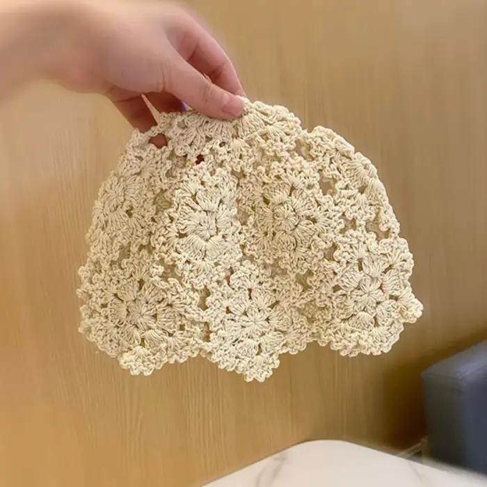 Chapeau tricoté ajouré fait main pour femme