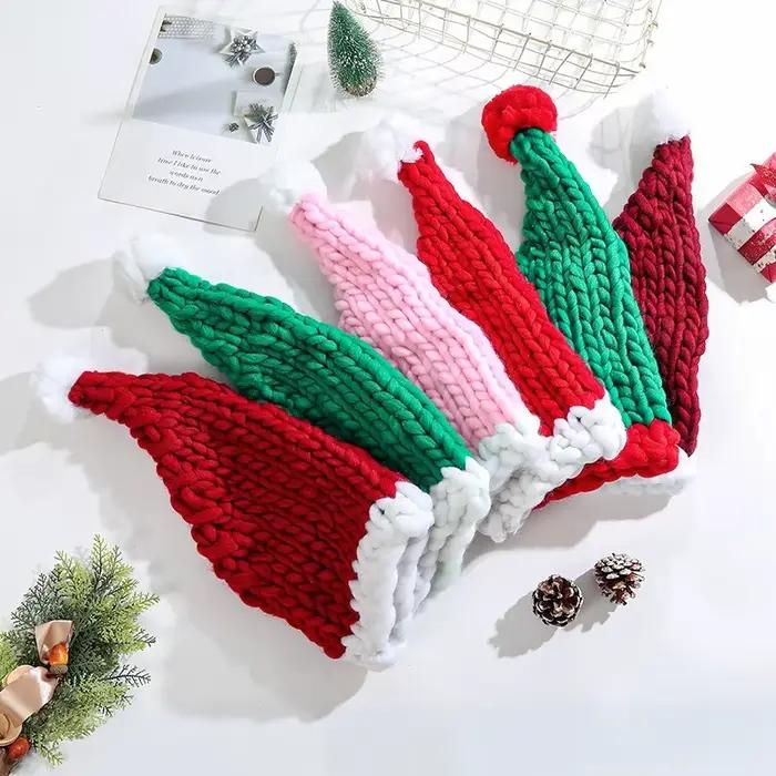 Chapeau de Père Noël tricoté patchwork pour bébé 0-3 mois, accessoire festif en polyester doux et confortable pour les nouveau-nés et nourrissons, cadeau de Noël mignon pour bébé occassions spéciales