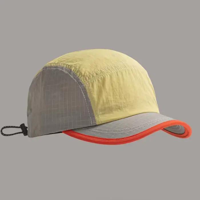 Une casquette à bord court pour hommes