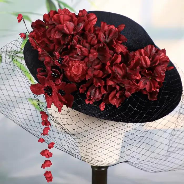 Chapeau de mariage de style britannique avec voile intégré