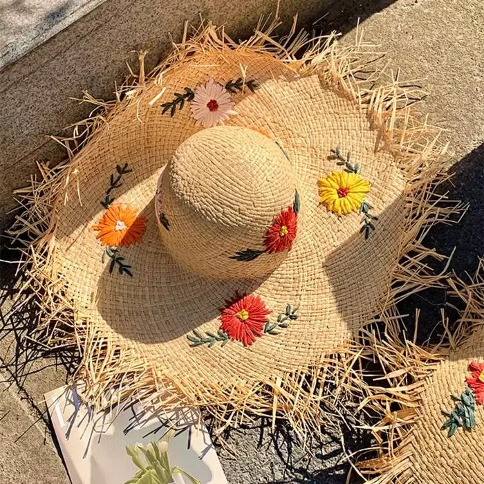 Chapeau de soleil bohème en paille de raphia à large bord brodé de fleurs