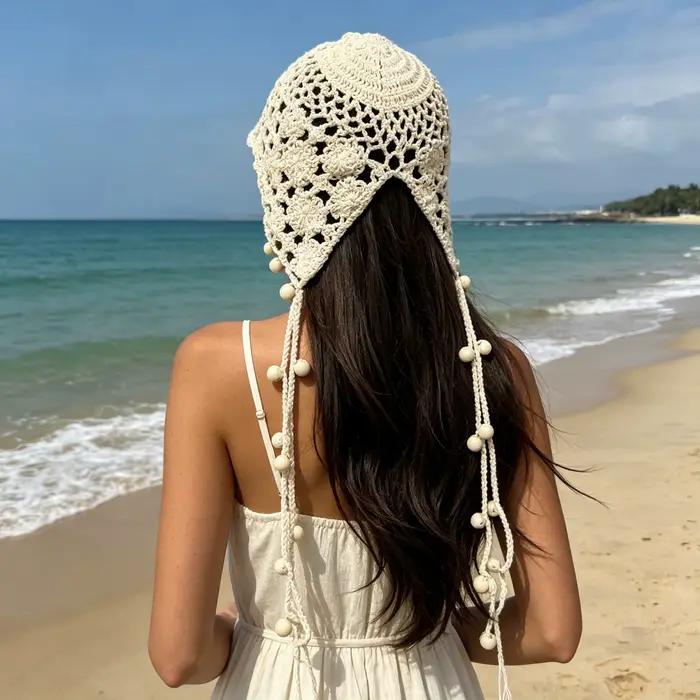 Bonnet tricoté ajouré à fleurs au crochet et à pompons perlés