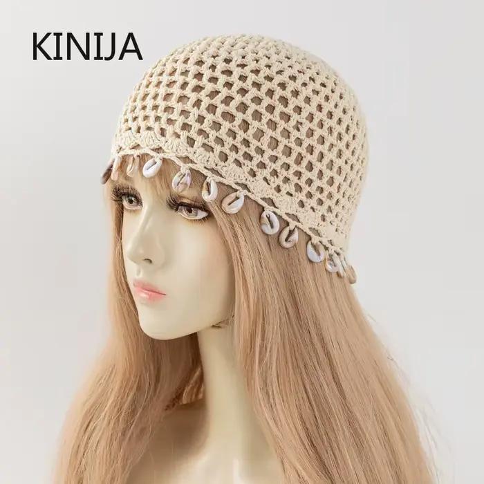 Bonnet en coton au crochet avec décorations en coquillages