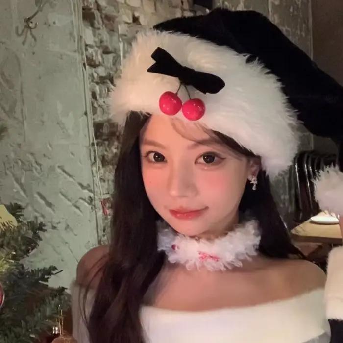 Chapeau de noël en peluche cerise