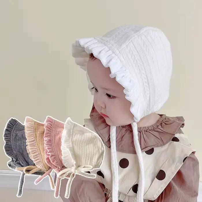 Bonnet en dentelle pour bébé fille