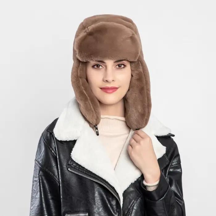 Chapeau pour femmes en fausse fourrure d'hiver avec rabat pour les oreilles