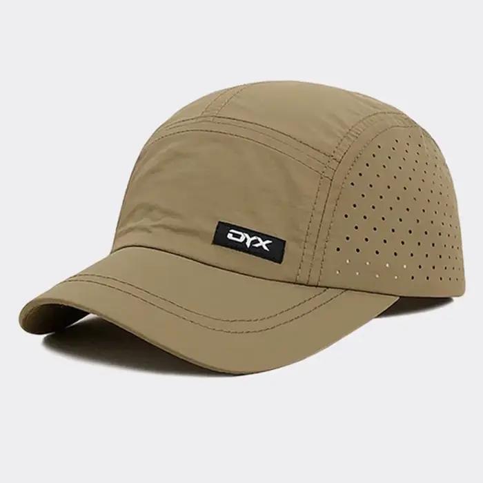 Une casquette à bord court pour hommes