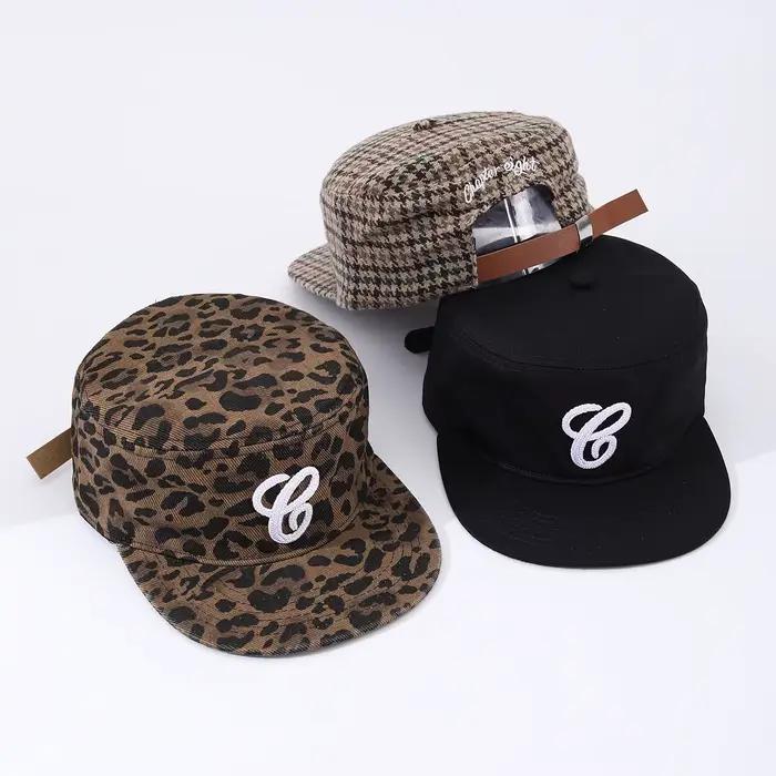 Chapeau de sommet à grandes lettres brodées