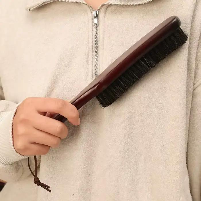 Brosse en feutre avec manche en bois