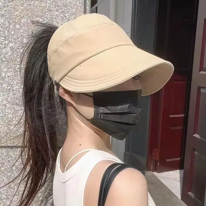 Le chapeau pare-soleil peut être accroché avec un masque