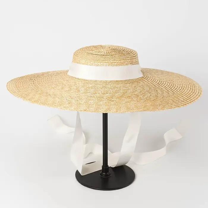 Chapeau d'été en paille à bord de 15cm avec ruban blanc
