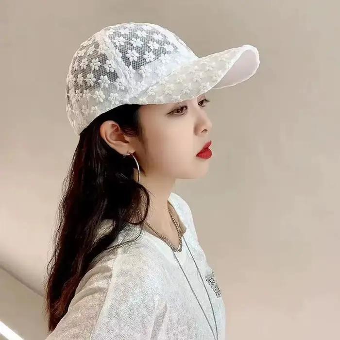 Casquette de baseball en dentelle de viscose à motif floral ajouré