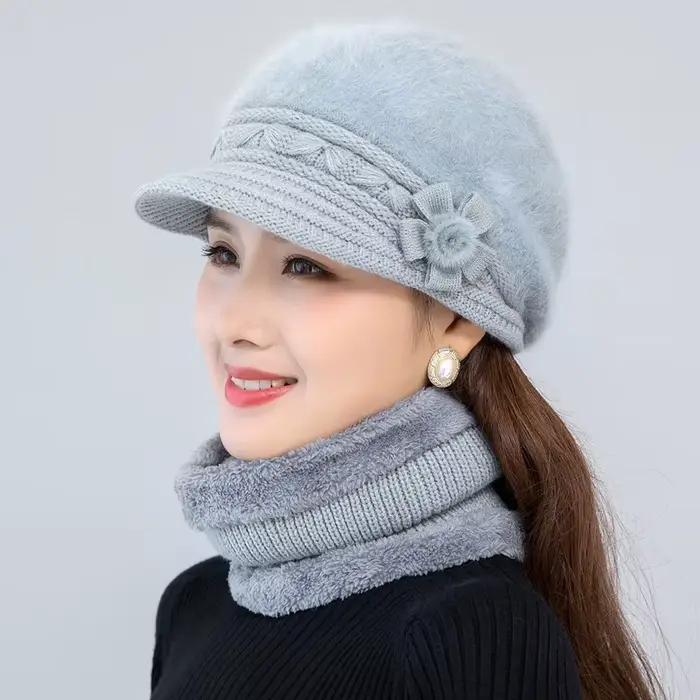 Chapeau tricoté fleuri doublé de fourrure synthétique pour femmes élégantes, garder au chaud, résistant au froid, idéal pour l'hiver et les activités de plein air