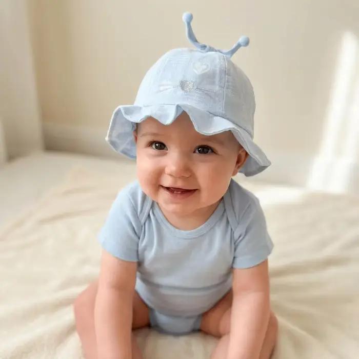 Chapeau de soleil pour bébé à imprimé cœurs