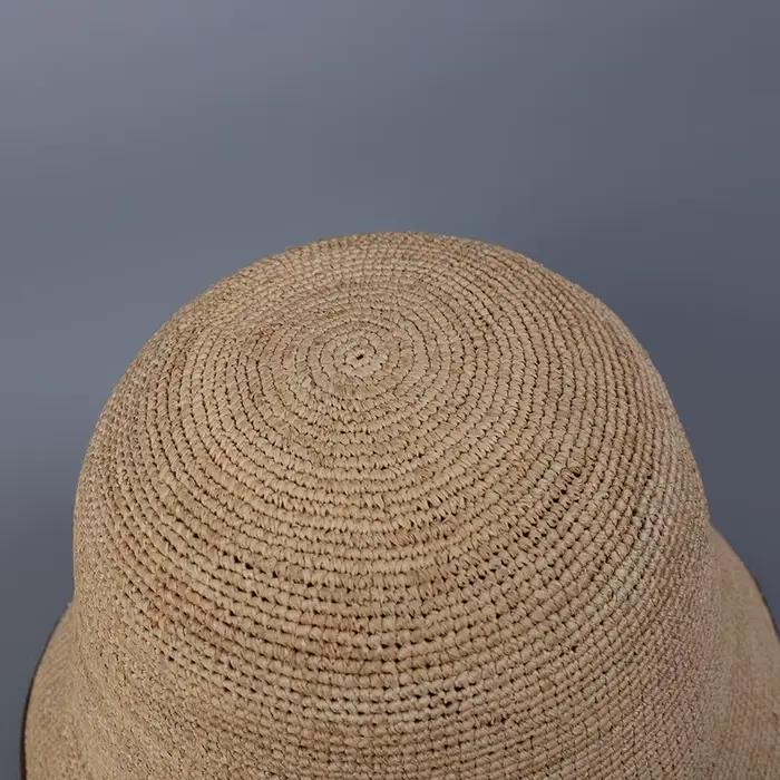 Chapeau de paille en raphia irrégulier à petit bord pour femme