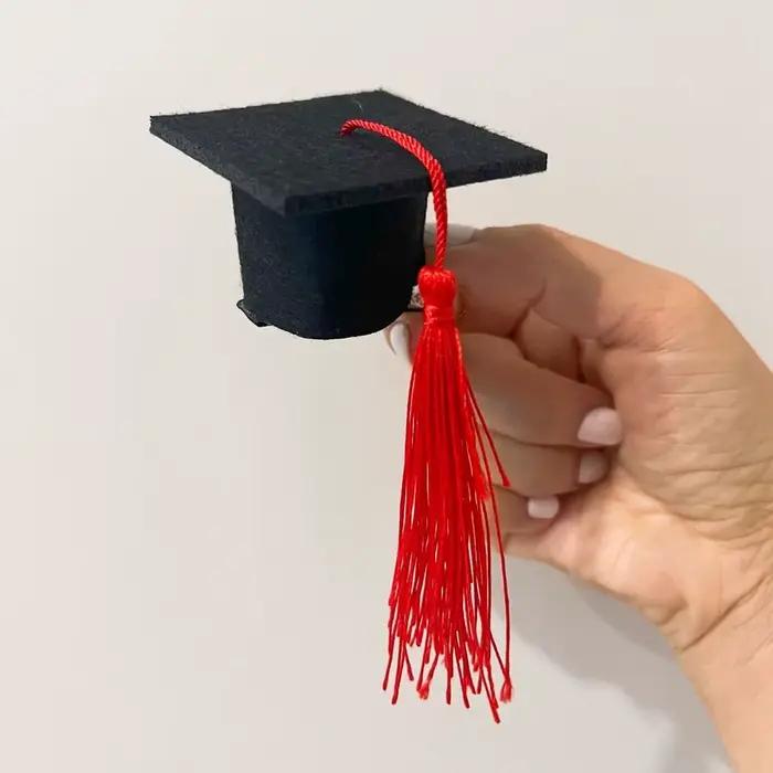 Mini toque de doctorat pour la saison des diplômes