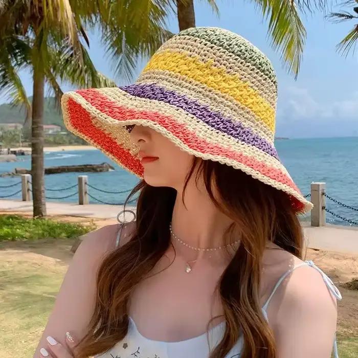 Chapeau de paille arc-en-ciel femme été pare-soleil à la main au Crochet grand bord seau