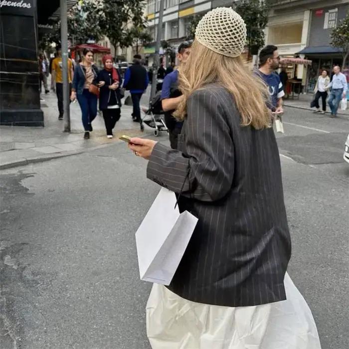 Chapeau en coton ajouré crocheté à la main pour femme