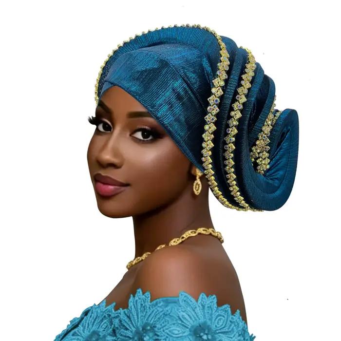 Turban en spirale avec garnitures dorées pour femmes