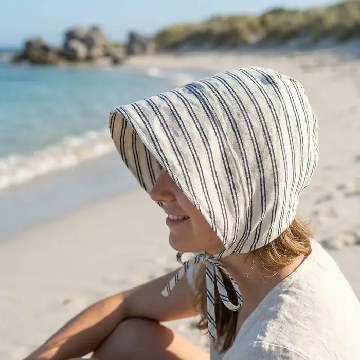 Chapeau de soleil à large bord rayé pour femmes protection UV léger et pliable pour les vacances plage voyages en plein air